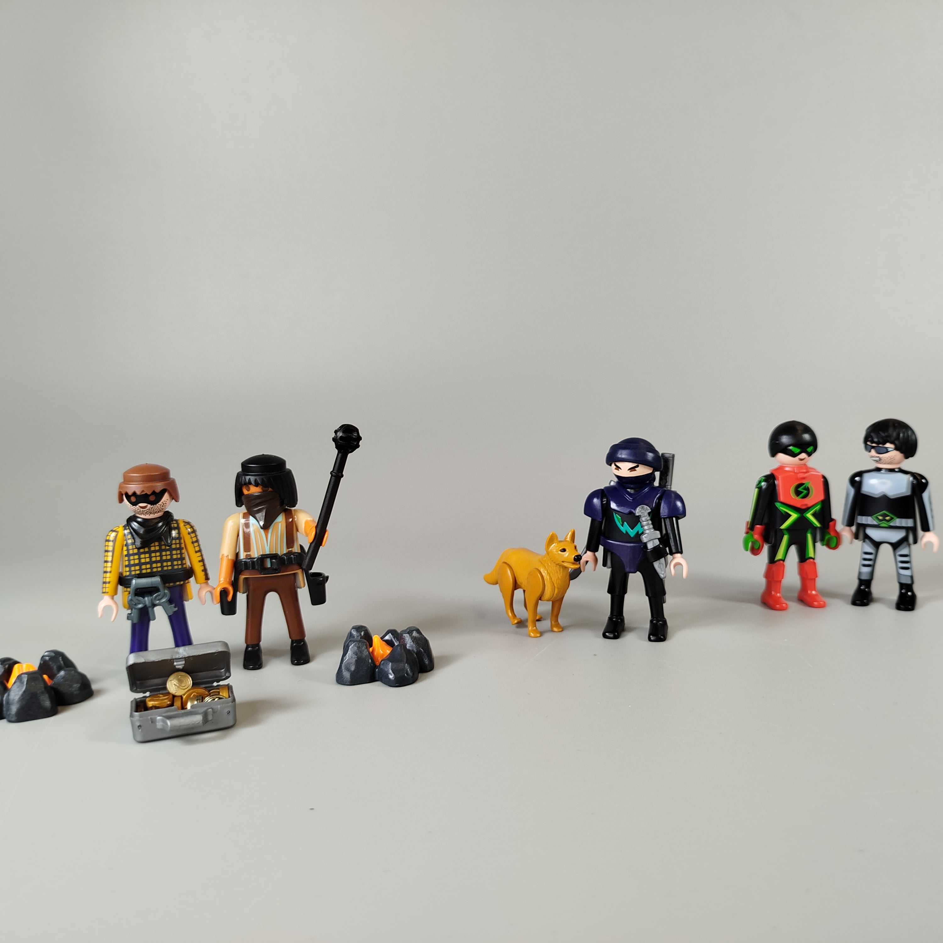 Playmobil Spielfiguren-Set mit Räubern, Helden und Tieren
